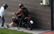 Momento en que delincuentes en motocicleta interceptan a mujer en Quito Tenis, le roban pertenencias y la embisten durante violento asalto registrado.
