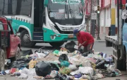 Insalubridad. Montículos de basura se acumularon ayer en distintos sectores de Durán tras la suspensión del servicio de recolección.