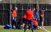 El seleccionador de Paraguay, Gustavo Alfaro (i), dirige un entrenamiento en el Spartan Soccer Complex, en San José, California (Estados Unidos).