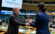 Foto creada con IA, de António Guterres, entregando la posta a una mujer, para dirigir la ONU.