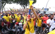Miles de hinchas salieron a las calles de Guayaquil para celebrar el triunfo de la Selección Ecuatoriana este 25 de junio.