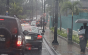 Se observan zonas de convección que generan lluvias de intensidad variable en la región Amazónica y en el interior del Litoral