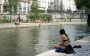 Varios parisinos se refrescan a orillas del Sena en París, en una imagen de esta semana.