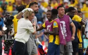 Sebastián Beccacece y un festejo con sus jugadores en Nueva Jersey.