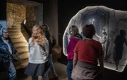 Reproducción de un grabado de 1809 en las galerías subterráneas de las Catacumbas de París.