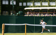 Stan Wawrinka, de Suiza, en acción durante una sesión de entrenamiento previa al Campeonato de Wimbledon en Londres, Gran Bretaña