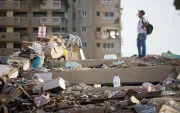Detalle de un edificio derruido en Catia la Mar, Venezuela, mientras continúa la búsqueda entre los escombros de los edificios, este viernes.