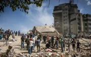 Rescatistas y voluntarios buscan víctimas en una vivienda afectada por los terremotos este jueves, en el municipio Libertador en el este de Caracas (Venezuela).