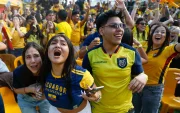 Aficionadas ecuatorianas celebran en Quito la victoria (2-1) de la Tri ante Alemania este jueves en un partido del Grupo E del Mundial 2026.