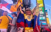 El 'banderazo' ecuatoriano se tomó Times Square previo al partido contra Alemania por el Mundial 2026.