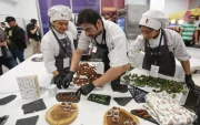 Estudiantes y docentes de la UIDE exponen en la feria preparaciones a base de chocolate.