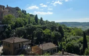 Montepulciano. Los pueblos de la Toscana se ubican en lo alto de las colinas, dando a sus visitantes una vista panorámica de los campos y viñedos.