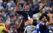 Jugadores celebraron con el entrenador de Cabo Verde, Bubista (c), al conseguir el pase a 16avos de final del Mundial 2026.
