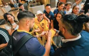 Mundial 2026: Hernán Galíndez, arquero, firma autógrafos a los seguidores de Ecuador, tras la victoria sobre Alemania.