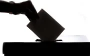 Los resultados electorales estrechos reabren el debate sobre mecanismos para fortalecer la legitimidad democrática.