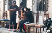 Familiares y vecinos llegaron al sitio tras el ataque que dejó un adolescente fallecido.