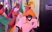 Comerciantes ecuatorianos en Times Square aprovechan la emoción por Ecuador en el Mundial 2026.