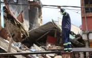Un hombre trabaja en las tareas de levantamiento de escombros y rescate de víctimas en El Junquito, a las afueras de Caracas.