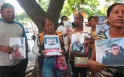 Familiares de los guardias desaparecidos en isla Puná han realizado plantones afuera de la Gobernación del Guayas para exigir que se acelere la búsqueda.