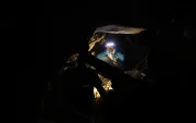 Personas realizan labores de búsqueda en una zona afectada por un terremoto este viernes, en La Guaira (Venezuela).