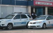 Personal de la Policía Nacional y Criminalística realizó las primeras pericias tras el hallazgo de un trabajador sin vida en una clínica del centro-sur de Guayaquil.
