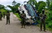 Operativos militares simultáneos dejaron decomisos de combustible, armas y droga en Lago Agrio y Huaquillas.