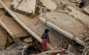 Los ciudadanos siguen buscando a sus familiares entre los escombros de los edificios y casas que se cayeron por los terremotos de Venezuela.