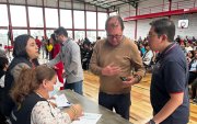 Iván Abril (i) actual concejal de Cuenca fue electo como precandidato para la Alcaldía de Cuenca durante la jorndada de primarias del Movimiento Amigo.