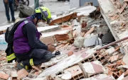 Los rescatistas siguen con sus tareas para encontrar más sobrevivientes de los terremotos, mientras el tiempo se agota.