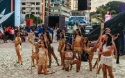 Jóvenes con trajes de aborígenes les rindieron tributo a los cetáceos en su llegada a las costas peninsulares