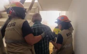 Las bomberas guayaquileñas brindaron asistencia psicológica a un adulto mayor que se negaba a abandonar el edificio donde vivía en Venezuela.