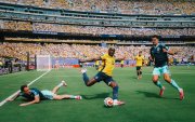 El jugador del Chelsea de Inglaterra Moisés Caicedo (c) fue una de las figuras de La Tri en la victoria 2-1 sobre Alemania.
