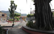 El parque de Miraflores está al ingreso de la ciudadela y es uno de los pocos espacios verdes que tiene la ciudadela, pese a estar rodeada del estero Salado y el cerro Paraíso.