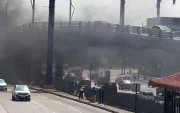 El cortocircuito bajo el puente generó congestión vehicular momentánea en el sector de la avenida de las Américas.
