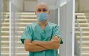 La innovación y la cooperación internacional son esenciales para fortalecer los sistemas de salud y responder a nuevas amenazas.
