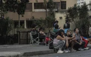 Personas esperan en la calle frente a un edificio residencial tras el sismo de magnitud 4,6 registrado este lunes en Caracas, Venezuela.