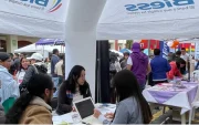 Personas piden asesoramiento para conocer las ofertas del BIESS.
