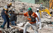 Rescatistas y voluntarios trabajan entre los escombros tras los sismos en La Guaira, Venezuela.