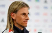 El seleccionador de Ecuador, Sebastián Beccacece, reacciona este viernes, durante una rueda de prensa en el estadio Arrowhead en Kansas (Estados Unidos).