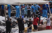 Equipos trabajan en la gestión de cuerpos tras el terremoto en Venezuela.