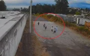Una cámara grabó cómo escaparon tres menores del centro de protección.