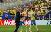 Carlo Ancelotti celebra la clasificación de Brasil con Neymar tras el triunfo agónico ante Japón en Houston.