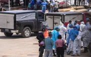 Familiares reclaman los cuerpos de víctimas de los terremotos este lunes en La Guaira, Venezuela.