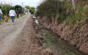 1. Efecto. Las aguas servidas provenientes de los pozos sépticos se infiltran en el suelo y causan mal olor.