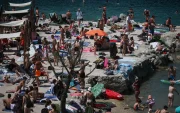 Ciudadanos de Polonia aglomeran las piscinas públicas para mitigar la sensación de calor.