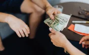 El préstamo del BIESS permite cubrir pensiones alimenticias mediante un crédito quirografario para afiliados y jubilados.