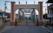 Referencial. El Puente Internacional de Macará completamente cerrado.