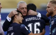 Mundial 2026: Gustavo Alfaro, DT de Paraguay, abraza a los suyos tras dejar en el camino a Alemania.