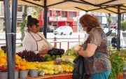 Mercado con productos de la Agricultura Familiar Campesina.
