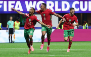 Gessime Yassine de Marruecos (izq.) celebra con su compañero Soufiane Rahimi tras marcar un gol en el Mundial 2026